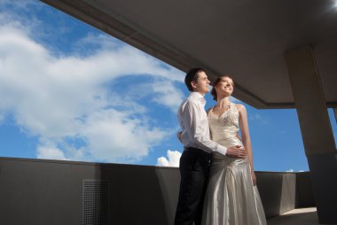 Düğün yürüyüşünde mutlu gelin ve damat