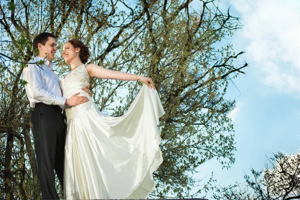 Glückliche Braut und Bräutigam beim Hochzeitsspaziergang — Stockfoto