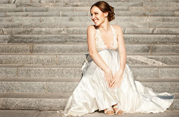 Glada vackra brud som sitter på trappan — Stockfoto