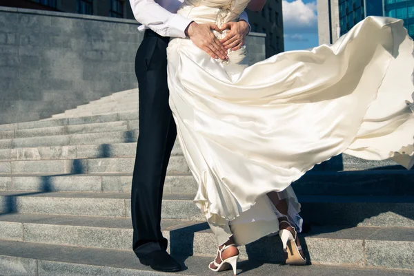 Sposo e sposa stanno ballando sul loro matrimonio — Foto Stock