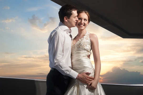 Felice sposa e lo sposo alla passeggiata di nozze — Foto Stock