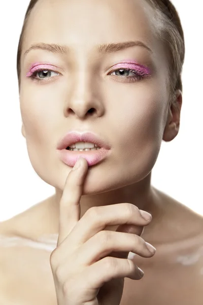 Vrouw met creatieve make-up en witte verf — Stockfoto