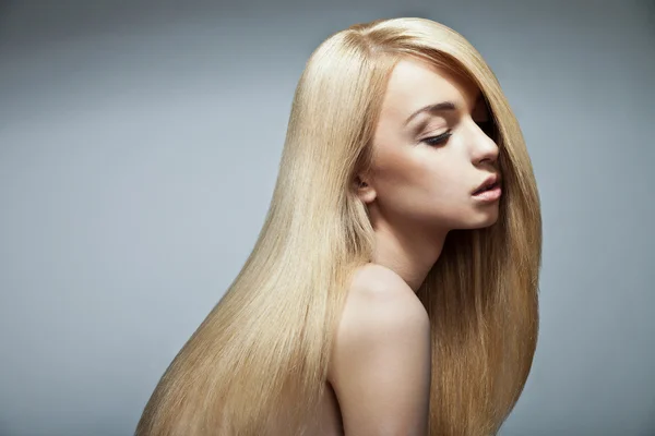 Sinnliche Frau mit glänzenden glatten langen blonden Haaren — Stockfoto