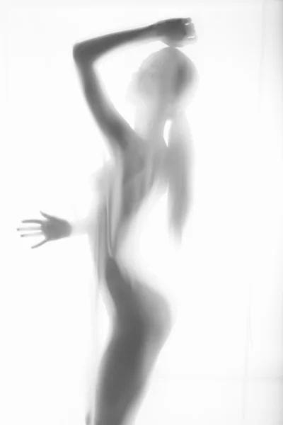 Belle femme nue à travers un tissu transparent — Photo