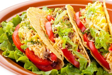salata ve domates salsa ile sığır eti tacos