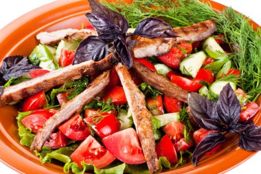sotelenmiş sebze ve sığır eti şeritler. salata