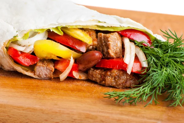 Beef burrito with peppers, onion and tomato — Stock Photo, Image