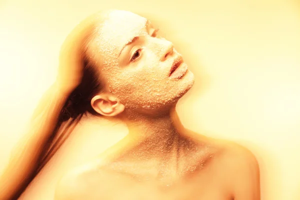 Μυστικιστική νεαρή γυναίκα με δημιουργική χρυσή μακιγιάζ — Φωτογραφία Αρχείου