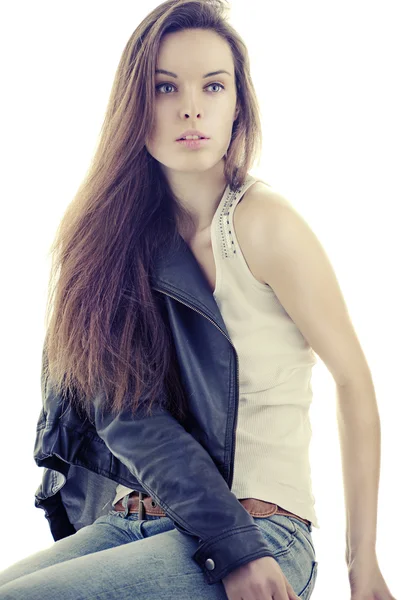 Mujer posando con el pelo largo y liso en blanco — Foto de Stock