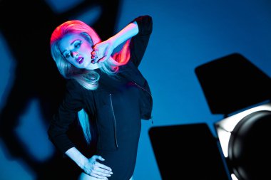 deri ceket içinde kadın moda renkli shot