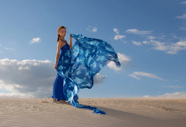 Schoonheid vrouw in blauwe jurk op de woestijn — Stockfoto