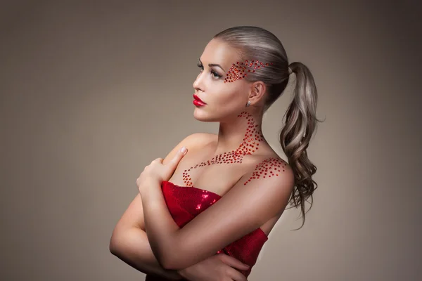 Mode blond modell porträtt med kreativa makeup — Stockfoto