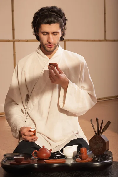 若い男は中国茶式を保持します。 — ストック写真