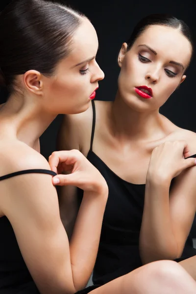 美丽性感的年轻女性接近黑色的镜子 — 图库照片