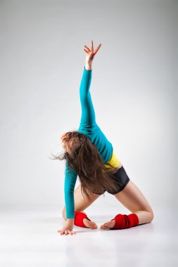 gri arka plan üzerinde poz tarzı modern dansçı