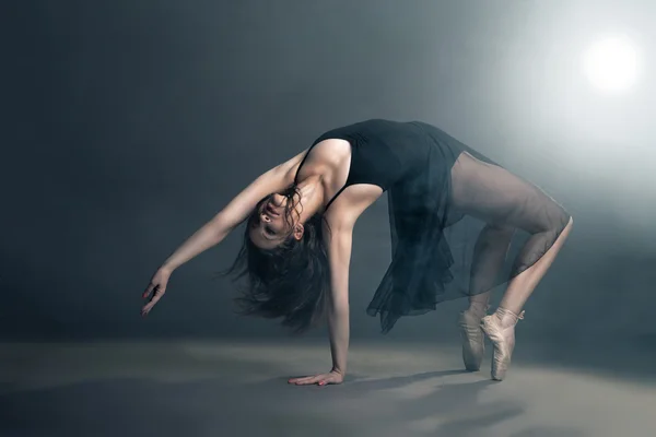 Bailarina de estilo moderno posando sobre fondo gris —  Fotos de Stock