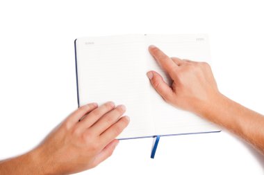 adam elini tutarak açık bir kitap ve izole işaret