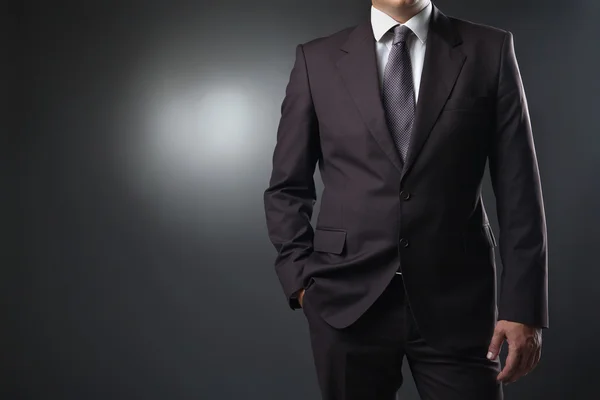 iş gri arka plan üzerinde takım elbiseli adamı
