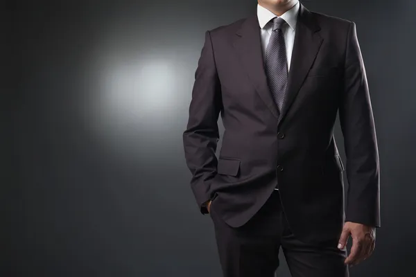 Homme d'affaires en costume sur fond gris Photos De Stock Libres De Droits