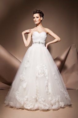 güzel bir genç kadın bir gelinlik