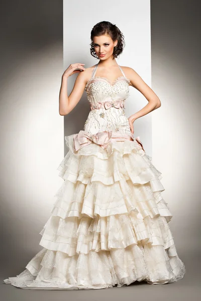 웨딩 드레스에 아름 다운 젊은 여자 — 스톡 사진