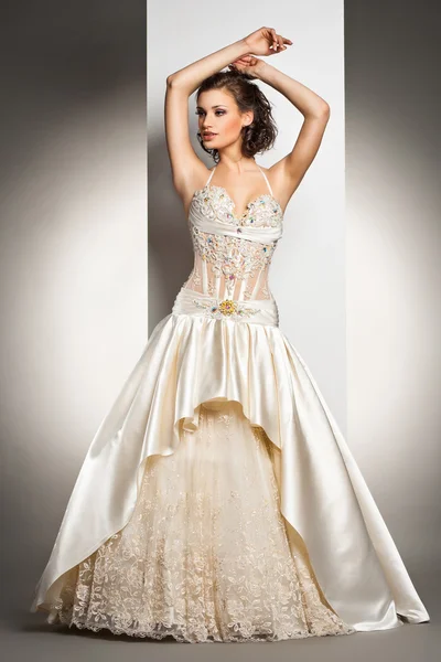 La hermosa joven en un vestido de novia — Foto de Stock