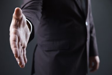 İş adamı açık elle anlaşma imzalamaya hazır