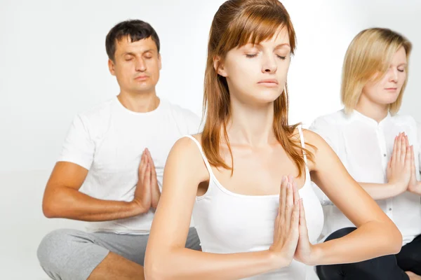 Grupp människor avkopplande och gör yoga i vitt — Stockfoto