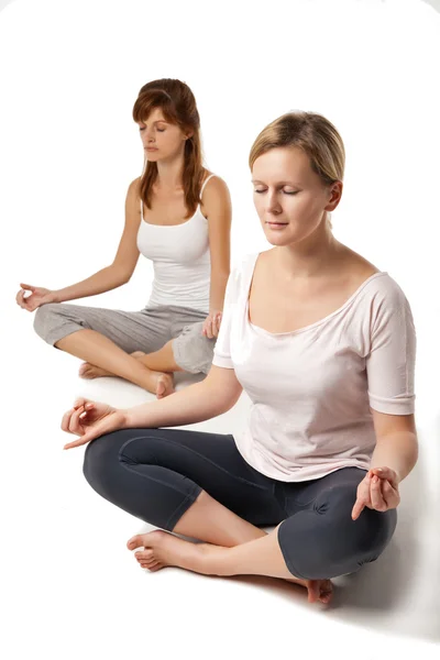 Grupo de personas relajándose y haciendo yoga en blanco — Foto de Stock