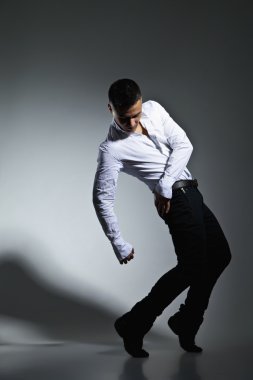 gri arka plan üzerinde poz tarzı modern dansçı