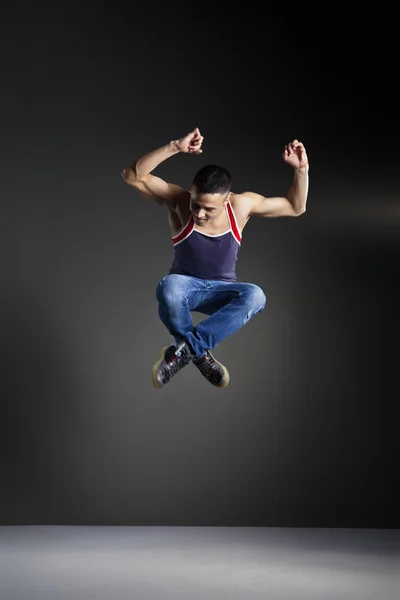 Χορεύτρια μπροστά από το φόντο του στούντιο — Φωτογραφία Αρχείου