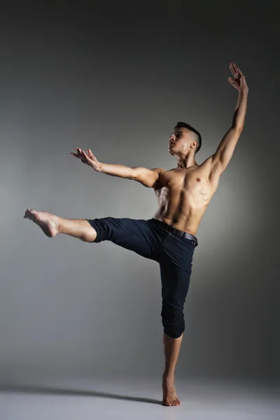 Jovem e elegante bailarino moderno — Fotografia de Stock