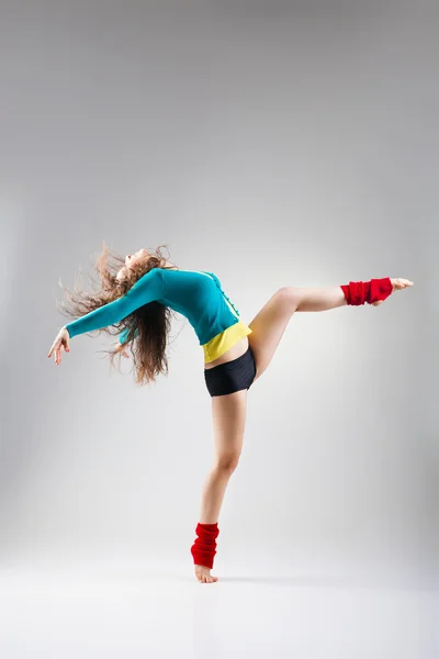 Modern Style Tänzerin posiert auf grauem Hintergrund — Stockfoto