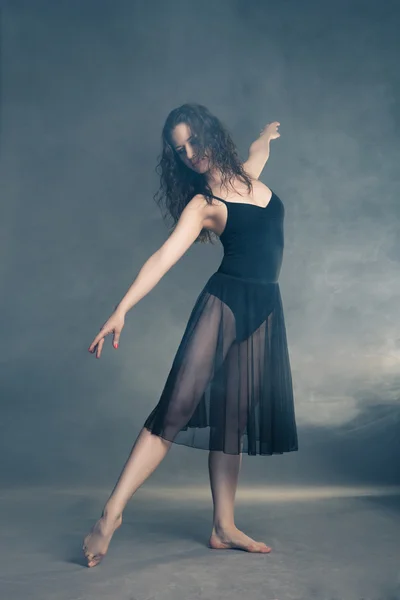 Dançarina de estilo moderno posando em fundo cinza — Fotografia de Stock