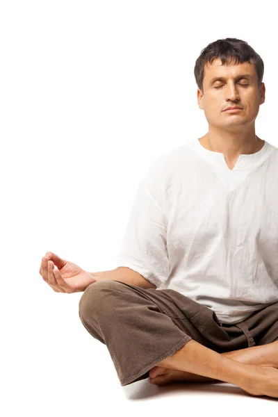 Friedlicher Mann meditiert isoliert über Weiß — Stockfoto