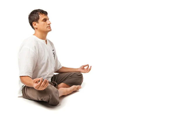 Homem pacífico meditando isolado sobre branco — Fotografia de Stock