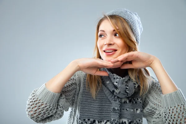 Chica de Navidad, joven hermosa sonriendo sobre azul —  Fotos de Stock