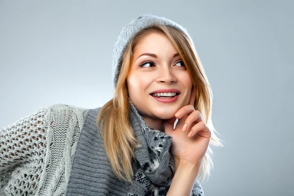 Fille de Noël, jeune belle sourire sur le bleu — Photo