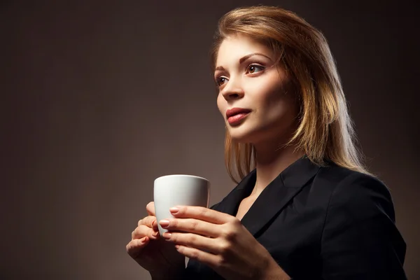 Hermosa chica bebiendo té o café —  Fotos de Stock