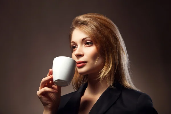 Hermosa chica bebiendo té o café —  Fotos de Stock