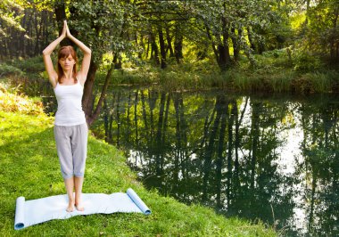 Genç Kız parkta yoga yaparken