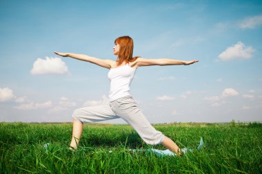 Genç Kız parkta yoga yaparken