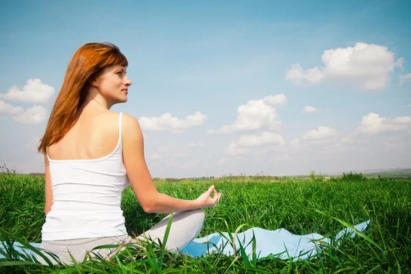 Jeune fille faisant du yoga (pose de lotus) dans le parc — Photo