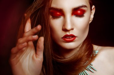 karanlık içinde yaratıcı makyajlı Beautyful kadın