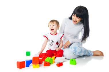 Anne ve bebek yapı taşları oyuncakla oynamak