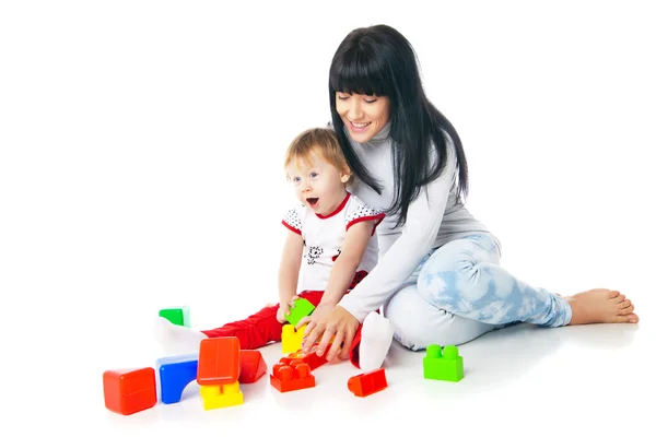 Matka i dziecko bawiąc się budulcem zabawkamãe e bebê brincando com um brinquedo de blocos de construção — Zdjęcie stockowe