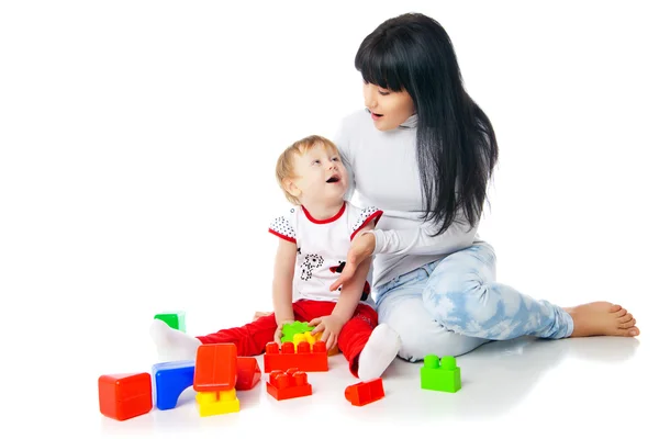 Matka i dziecko bawiąc się budulcem zabawkamãe e bebê brincando com um brinquedo de blocos de construção — Zdjęcie stockowe