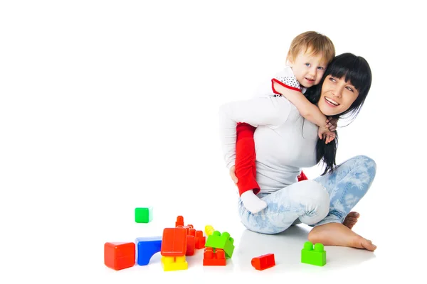 Mãe e bebê brincando com blocos de construção brinquedo — Fotografia de Stock