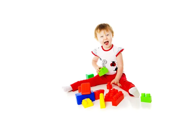 Bébé fille joue avec des jouets éducatifs — Photo