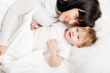mutlu bir aile. annesi ile oynayan ve gülen bebek